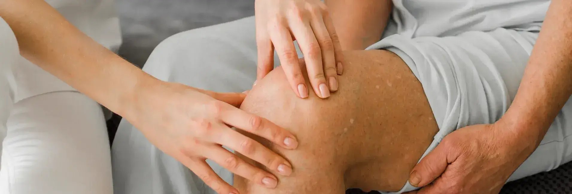 doctor-diagnosing-senior-patient-for-osteoarthritis-1 doctor-diagnosing-senior-patient-for-osteoarthritis-1